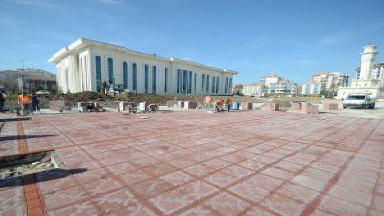 ​Pursaklar Saray Mahallesinde yapımı devam eden meydan çalışmasında sona gelindi