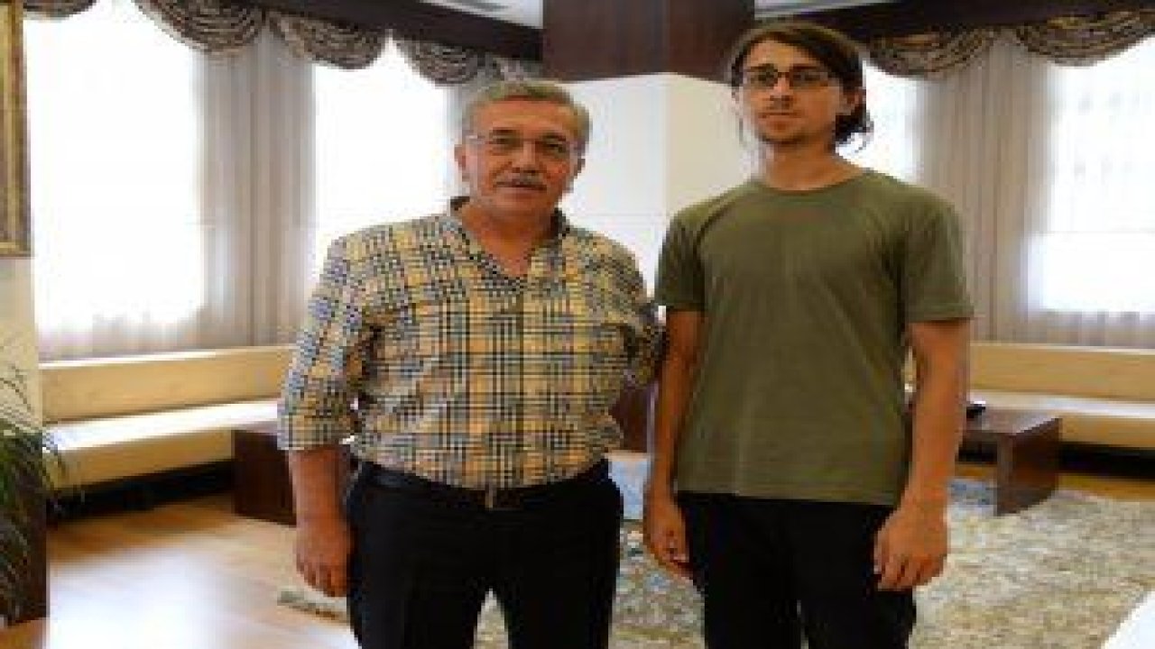 YKS eşit ağırlık puan türünde Türkiye 1’incisi olan Kemal Şekerci, Selçuk Çetin’i ziyaret ederek teşekkür etti