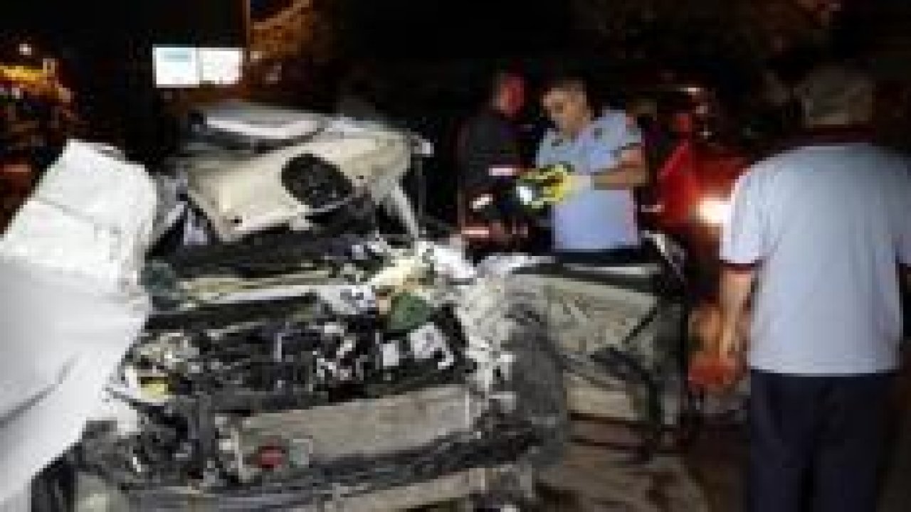 Ankara'da otomobil, sebze yüklü kamyonete çarptı: 1 ağır yaralı