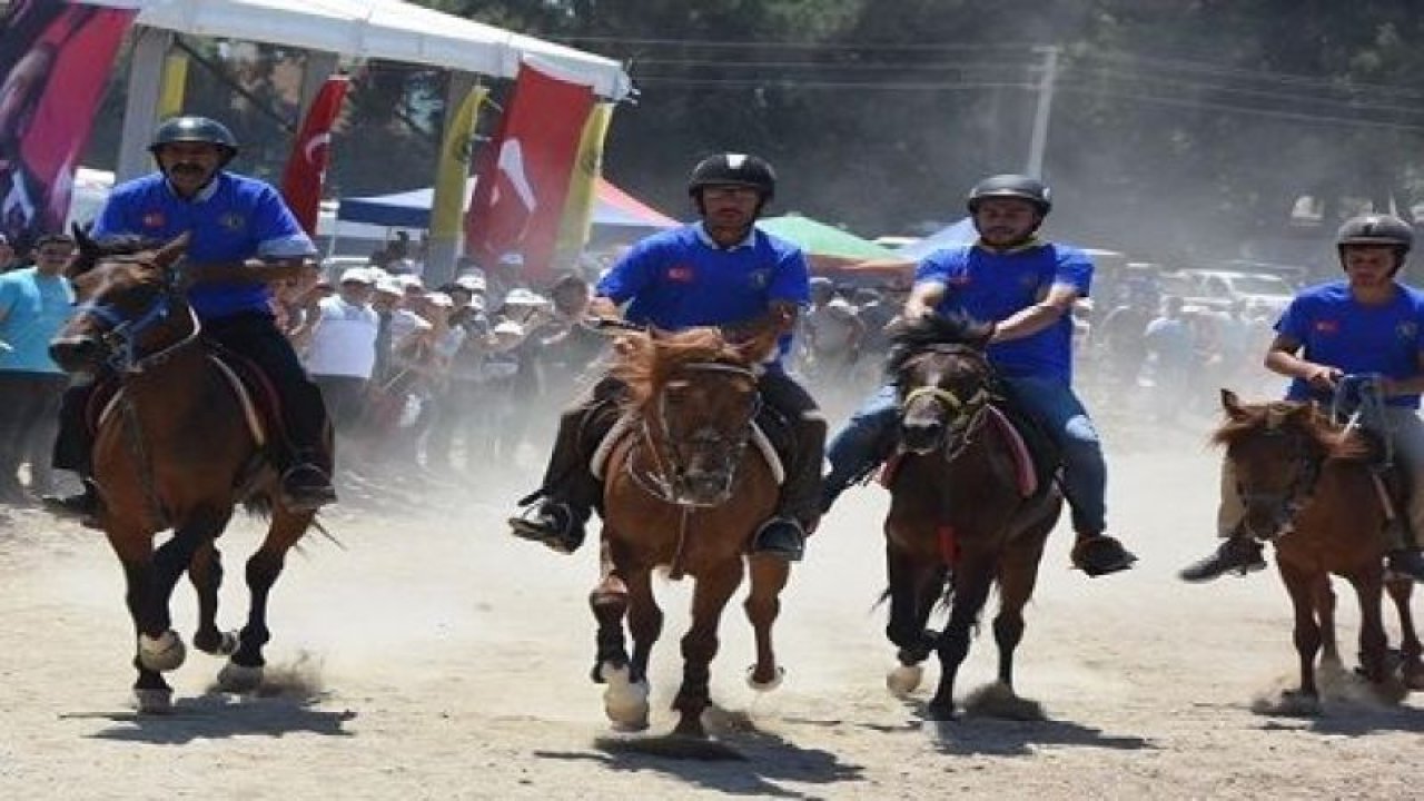 İzmir'de rahvan at yarışları yapıldı