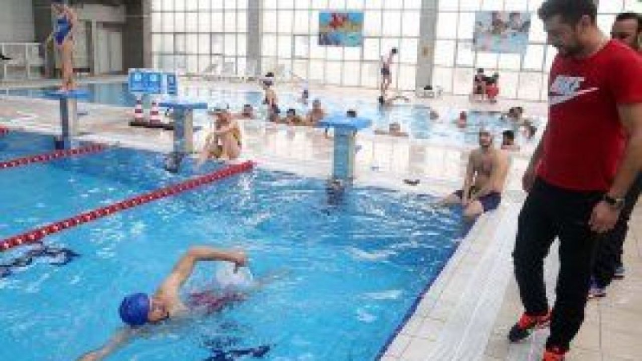Yenimahalle Belediyesi bünyesinde bulunan yüzme antrenörlerini yeterlilik testlerine tabii tutuldu