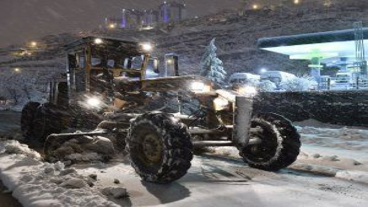 Mamak Belediyesi Fen İşleri Müdürlüğü “Acil Müdahale Timleri” kar ve buzlanmaya karşı gece boyu yoğun mesai yaptı