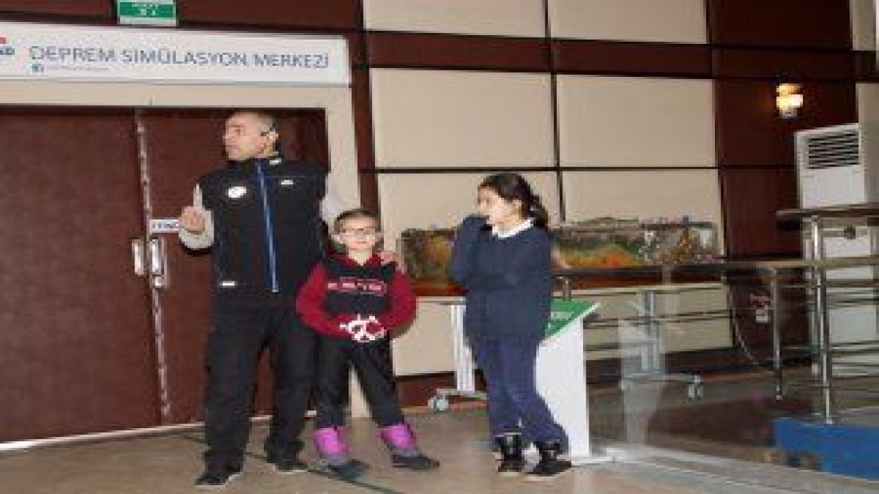Hüseyin Hüsnü Tekışık İlkokulu öğrencileri, AFAD Deprem Simülasyon Merkezi'nde deprem hakkında bilgilendirdi