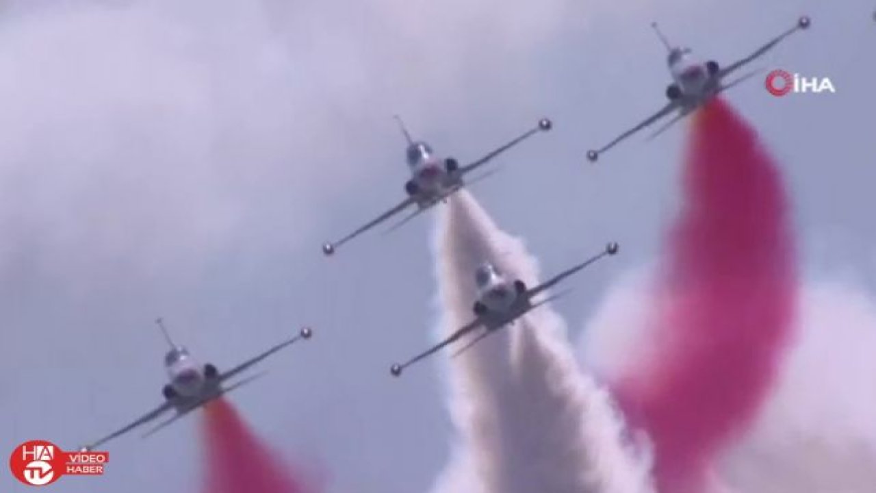 Solo Türk ve Türk Yıldızları’ndan nefes kesen gösteri