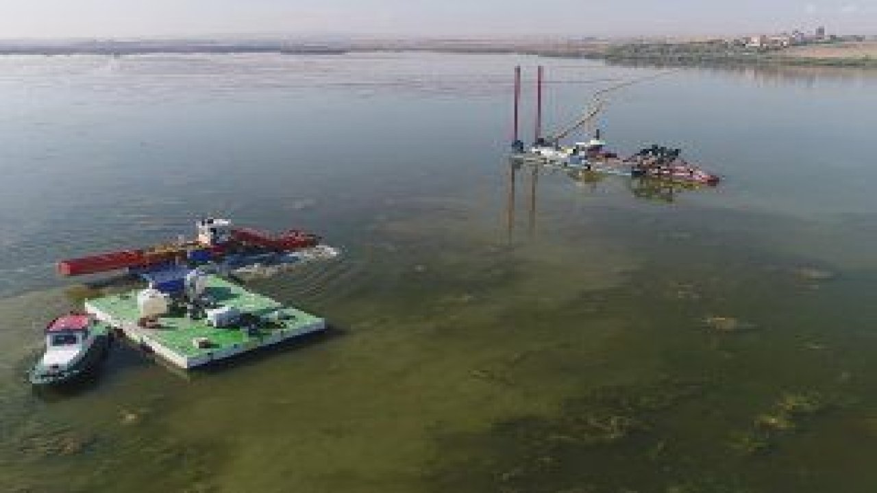 Gölbaşı’nın 25 yıldır hasretini çektiği Mogan Gölü’nde temizlik çalışmaları tüm hızıyla devam ediyor
