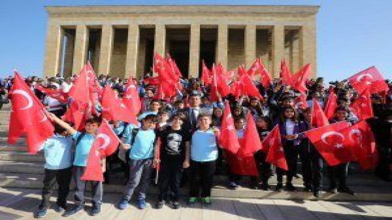 Kardelen Ortaokulu öğrencilerini Ata’nın huzuruna çıktı