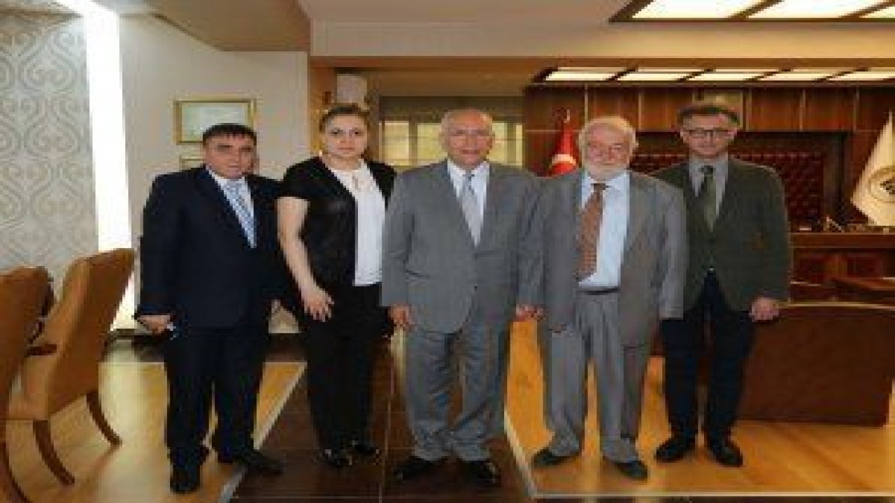 Gazi Üniversitesi Tıp Fakültesi Dekanı Prof. Dr. Mehmet Sadık Demirsoy'dan Başkan Yaşar'a teşekkür plaketi