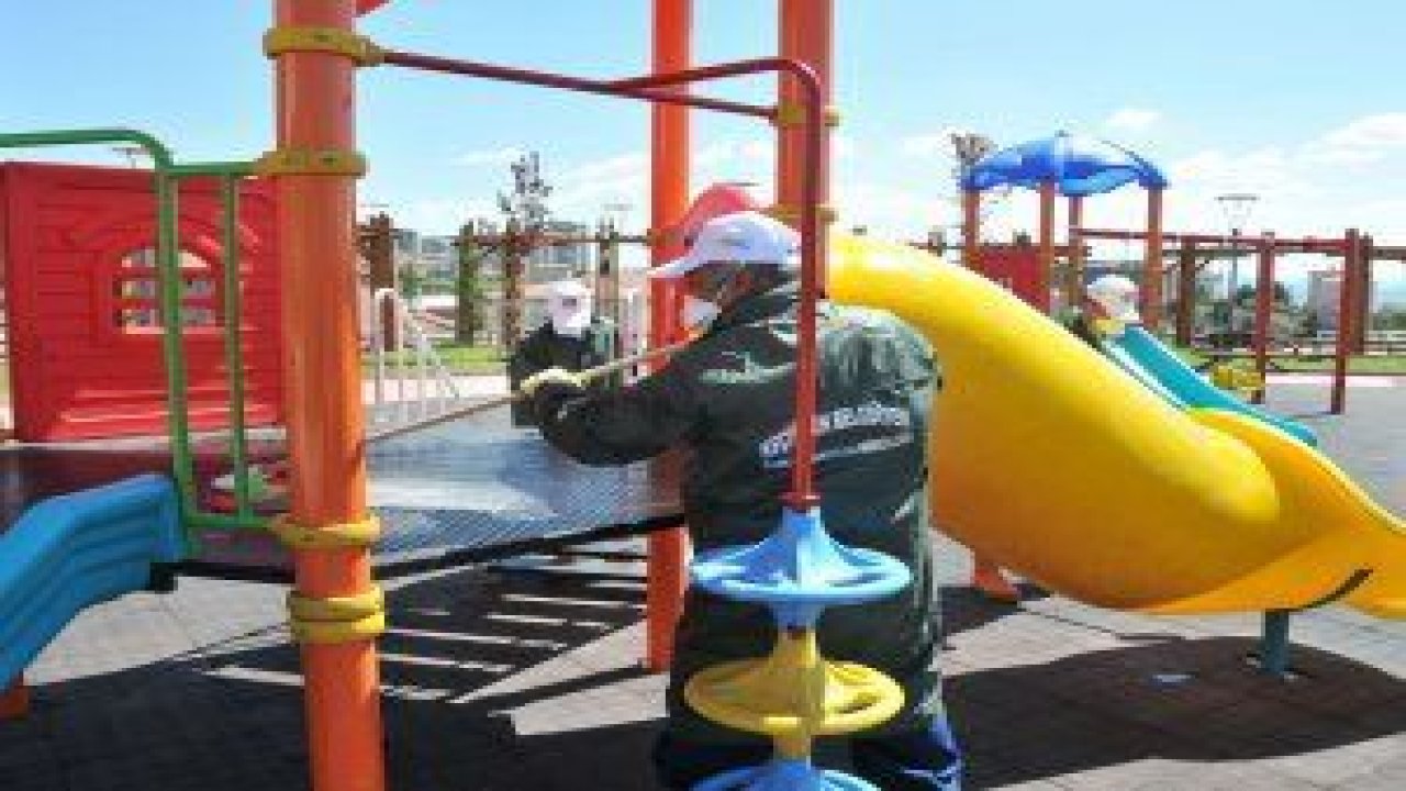 Keçiören Belediyesi, çocuk parklarına hijyenik temizlik uygulaması yaptı