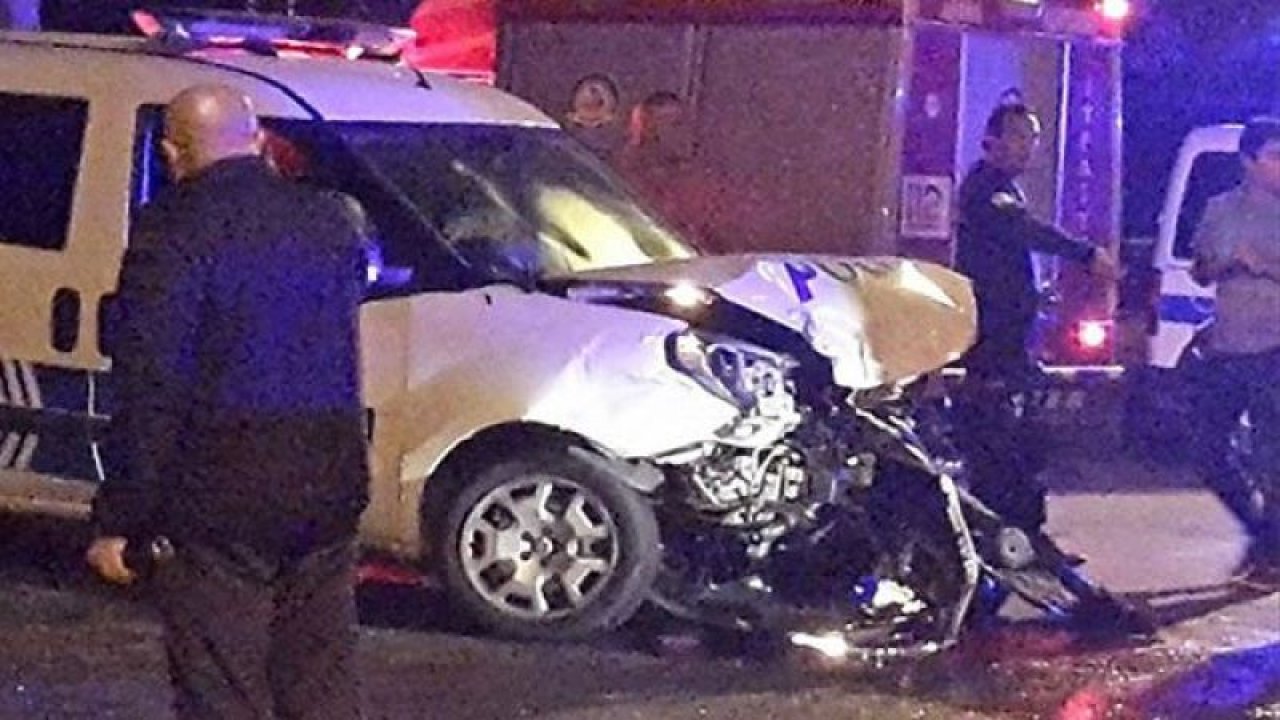 Denizli'de otomobille polis aracı çarpıştı: 3 yaralı