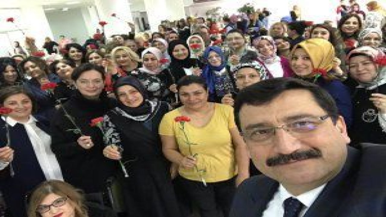 8 Mart Dünya Kadınlar Günü vesilesiyle düzenlenen programda Keçiören Belediye Başkanı Mustafa Ak belediyenin kadın personeli ile bir araya geldi