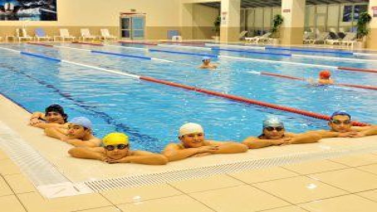 Mamak Belediyesi Yüzme Havuzu kışında hizmete devam ediyor
