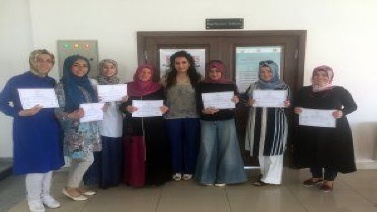 Hüma Sultan Hanım Evi üyesi kadınlar kadınlar bilgisayar sertifikalarını aldılar