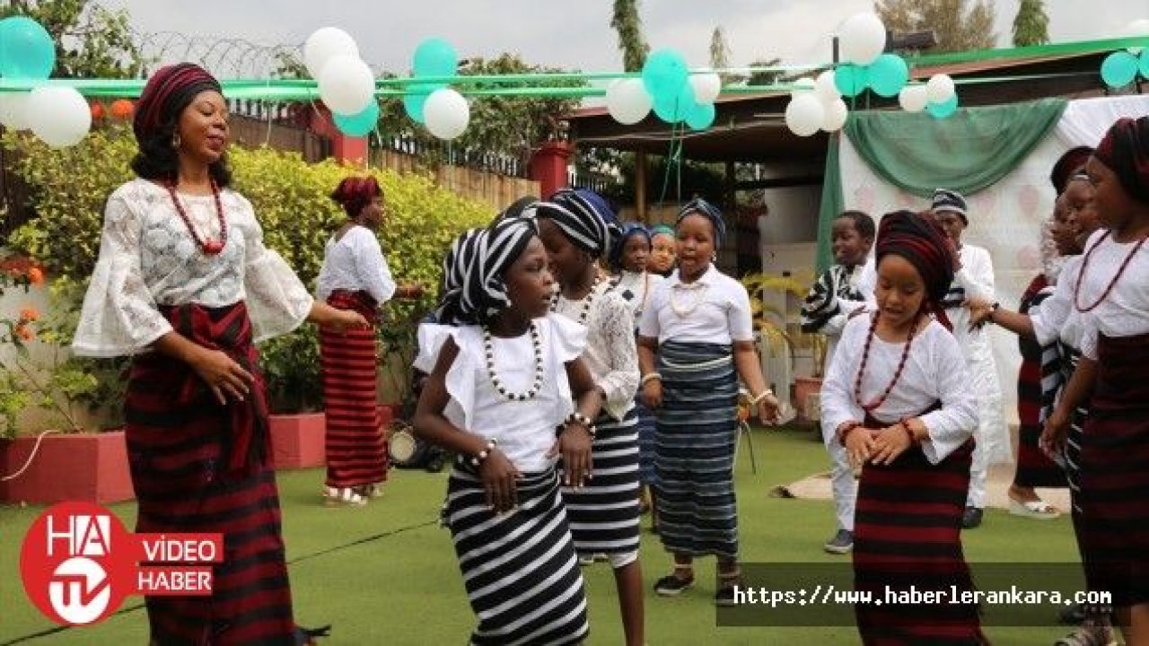 Nijerya'da çocuklardan bağımsız günü kutlaması