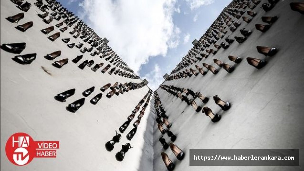 440 topuklu ayakkabıyı duvara asıp, kadına şiddete tepki gösterdi