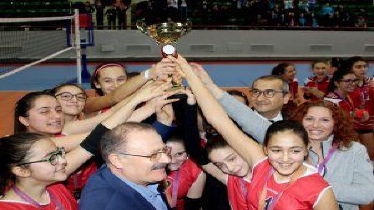 “2018 Voleybol Yıldız Kızlar” müsabakaları ödül töreniyle sona erdi