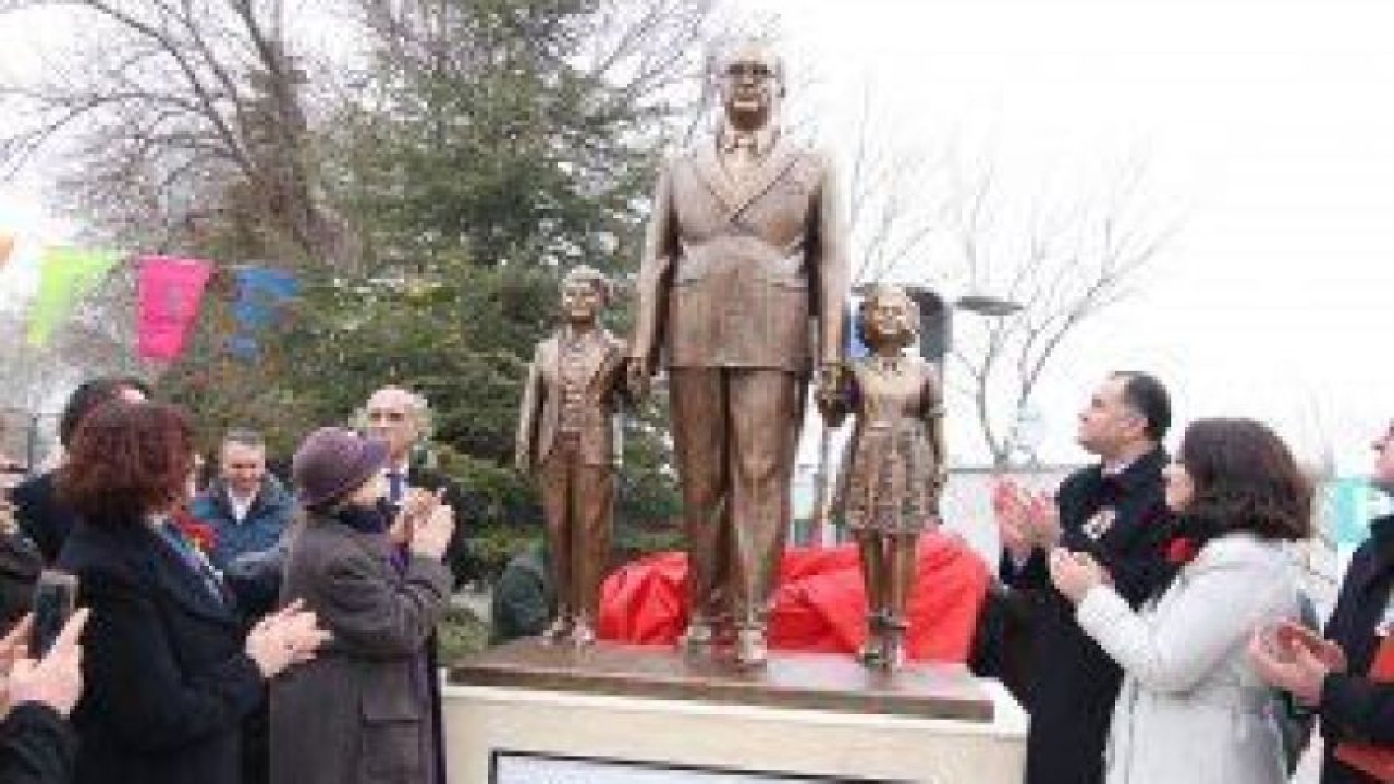 Gazeteci Uğur Mumcu katledilişinin 25.yılında adının verildiği park ve heykelle anıtlaştı