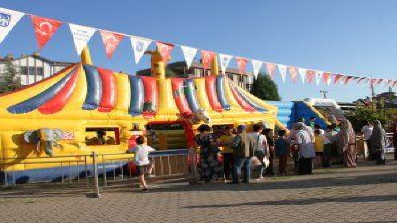 “Mahallede Şenlik Var’’ panayırı Fatih Mesleki ve Teknik Anadolu Lisesi bahçesinde başladı