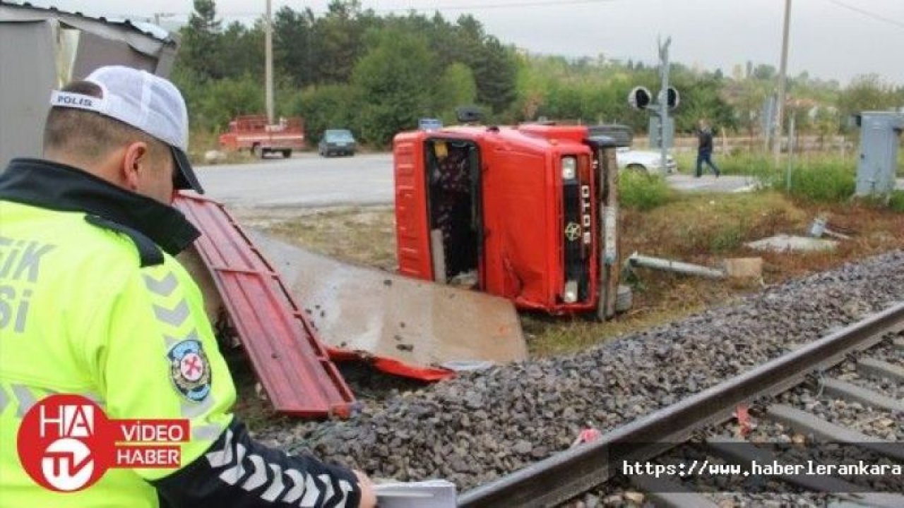 Kütahya'da yük treni kamyonete çarptı: 2 yaralı