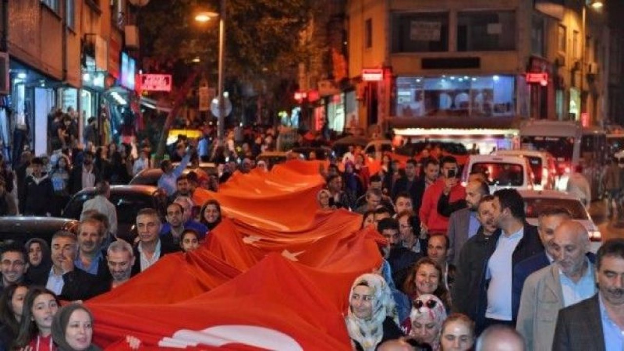 Beyoğlu’nda dev Türk bayrağı ile Cumhuriyet yürüyüşü