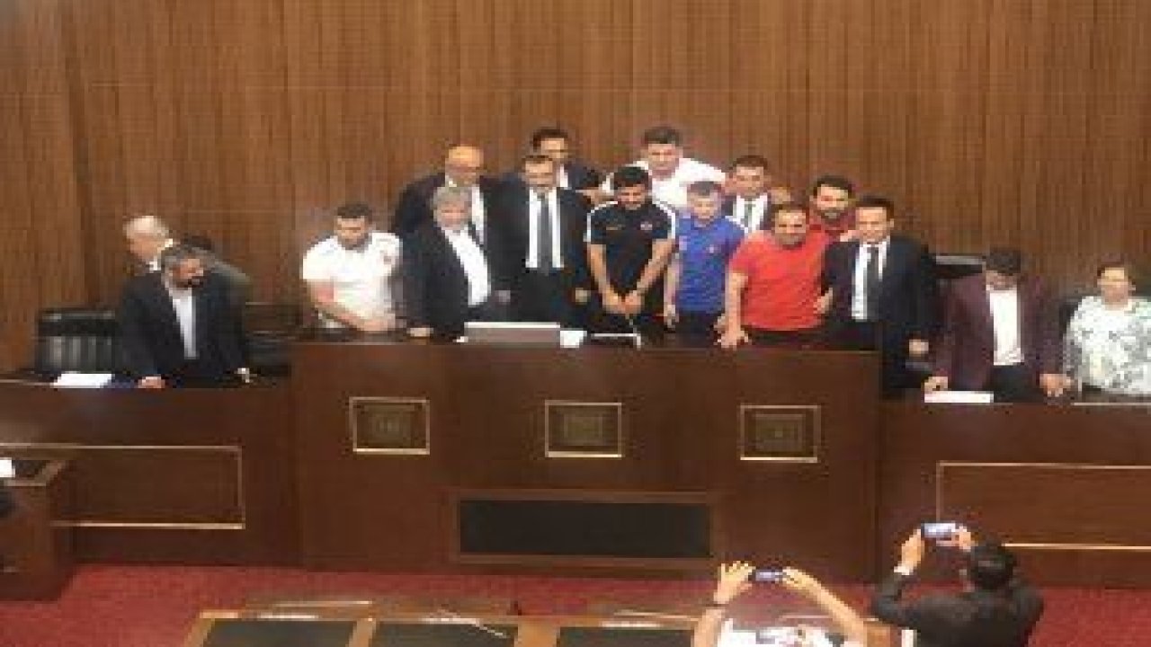 AVRUPA GÜREŞ ŞAMPİYONASI’NDA TÜRKİYE’YE BÜYÜK GURUR YAŞATAN ASKİ SPOR’LU GÜREŞÇİLER; EV VE CUMHURİYET ALTINIYLA ÖDÜLLENDİRİLDİ