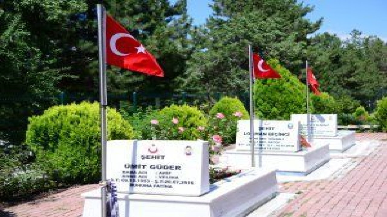 Kahramankazan'da Şehit mezarları çiçeklerle donatılırken, mezar başlarındaki Türk bayrakları yenilendi