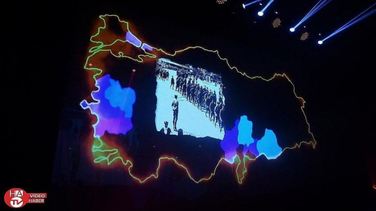 Taksim Meydanı’nda 30 Ağustos Dijital Gösteri Merkezi açıldı