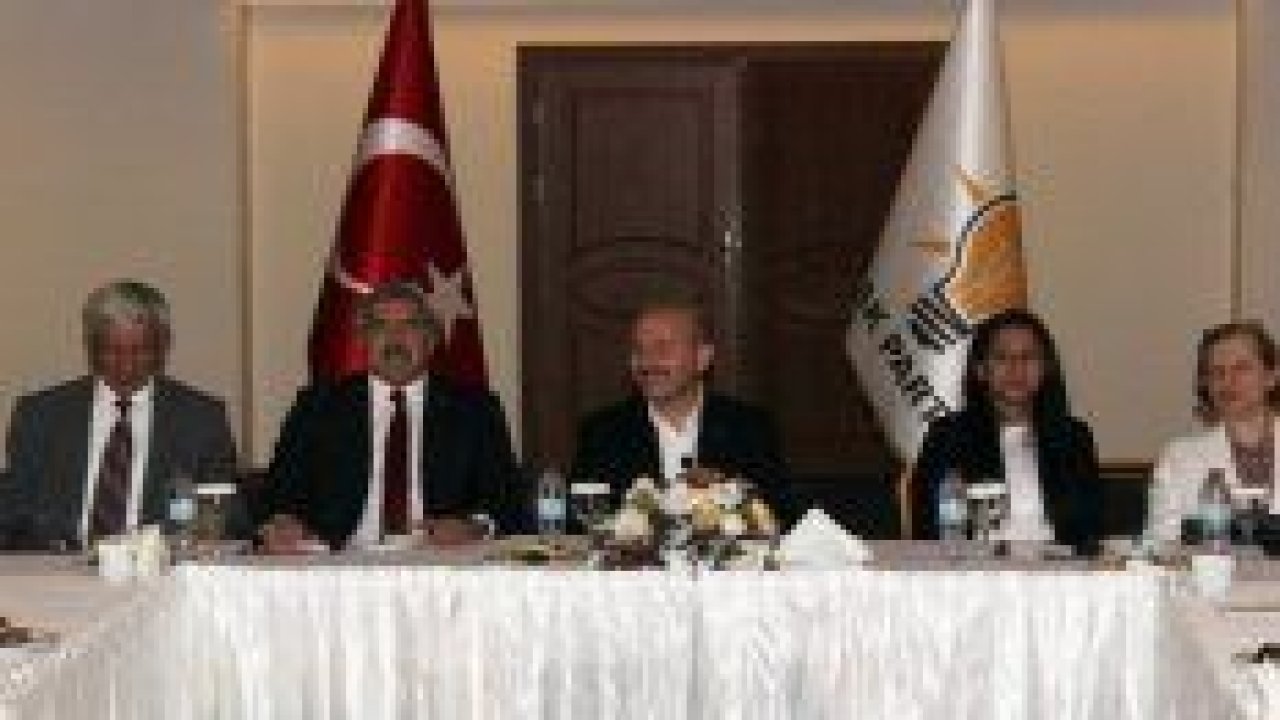 Bakan Soylu Hatay’da AK Parti’li belediye başkanlarıyla bir araya geldi