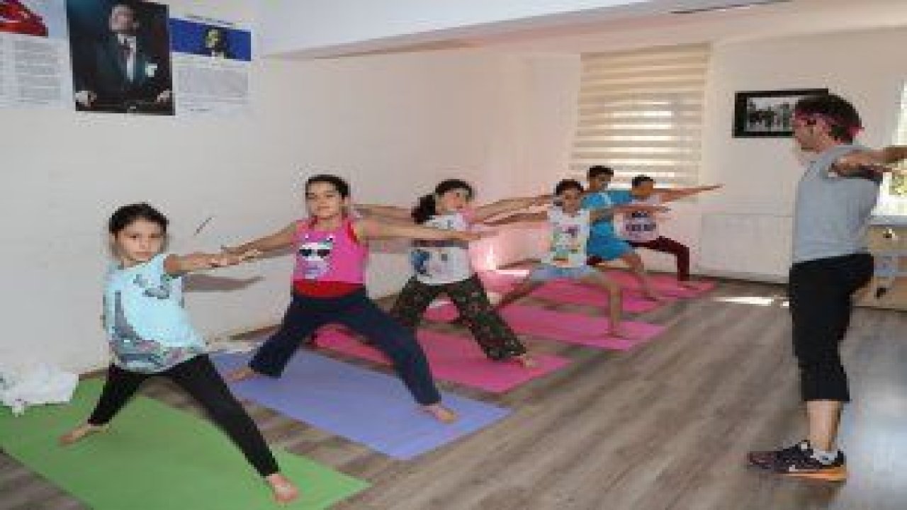Çankaya Belediyesi Çankaya Evlerinde eğitimlerine devam eden çocuklar yogayla bedeni ve zihni güç kazanıyor