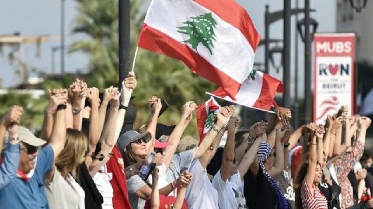 Lübnan’da göstericiler 170 kilometrelik insan zinciri oluşturdu