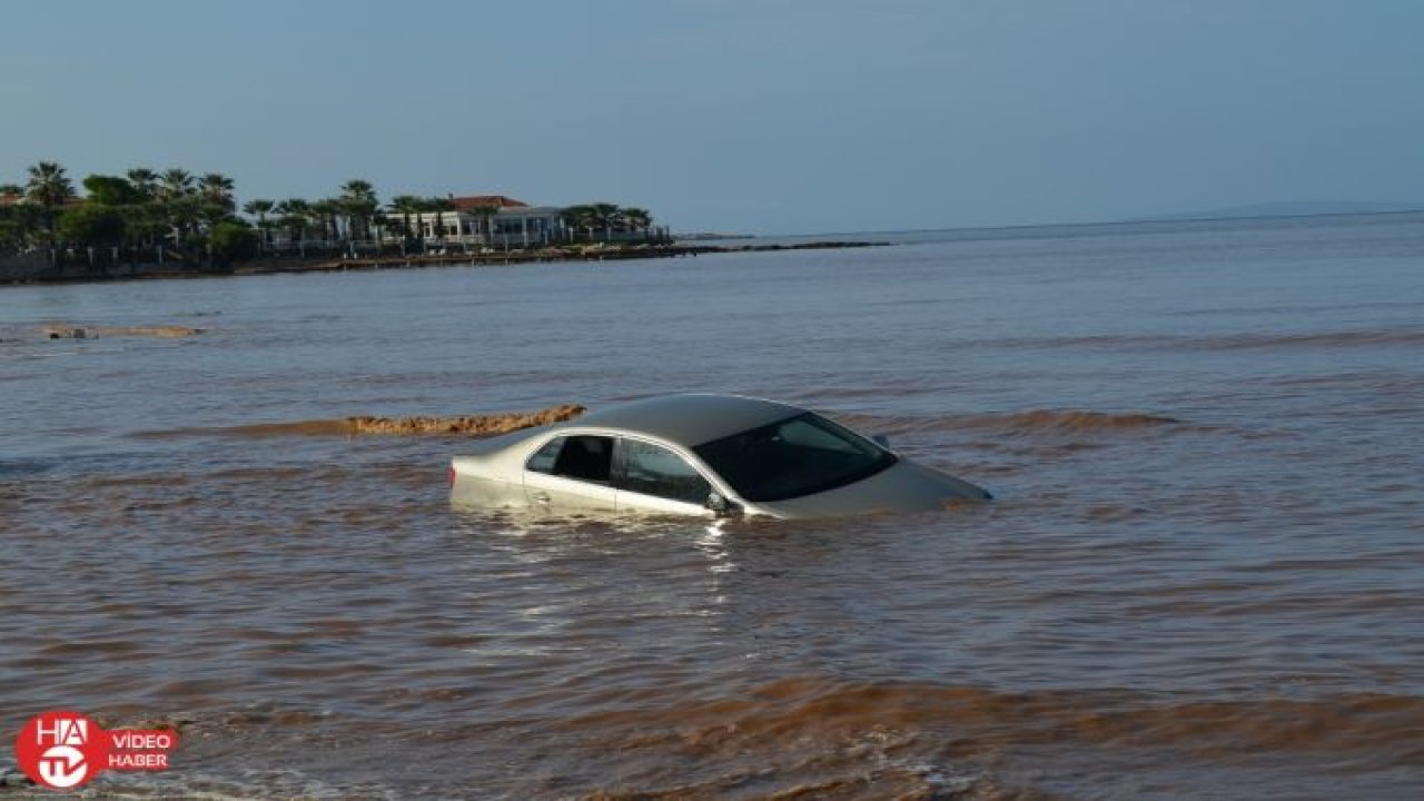 Ev ve iş yerlerini su bastı, bir araç denize sürüklendi