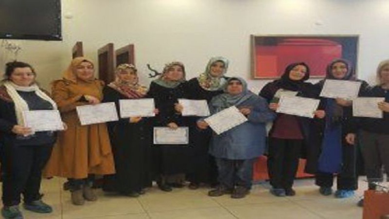 Ayyıldız Hanım Evinde Arapça kursuna katılan kadınlar sertifikalarını aldılar