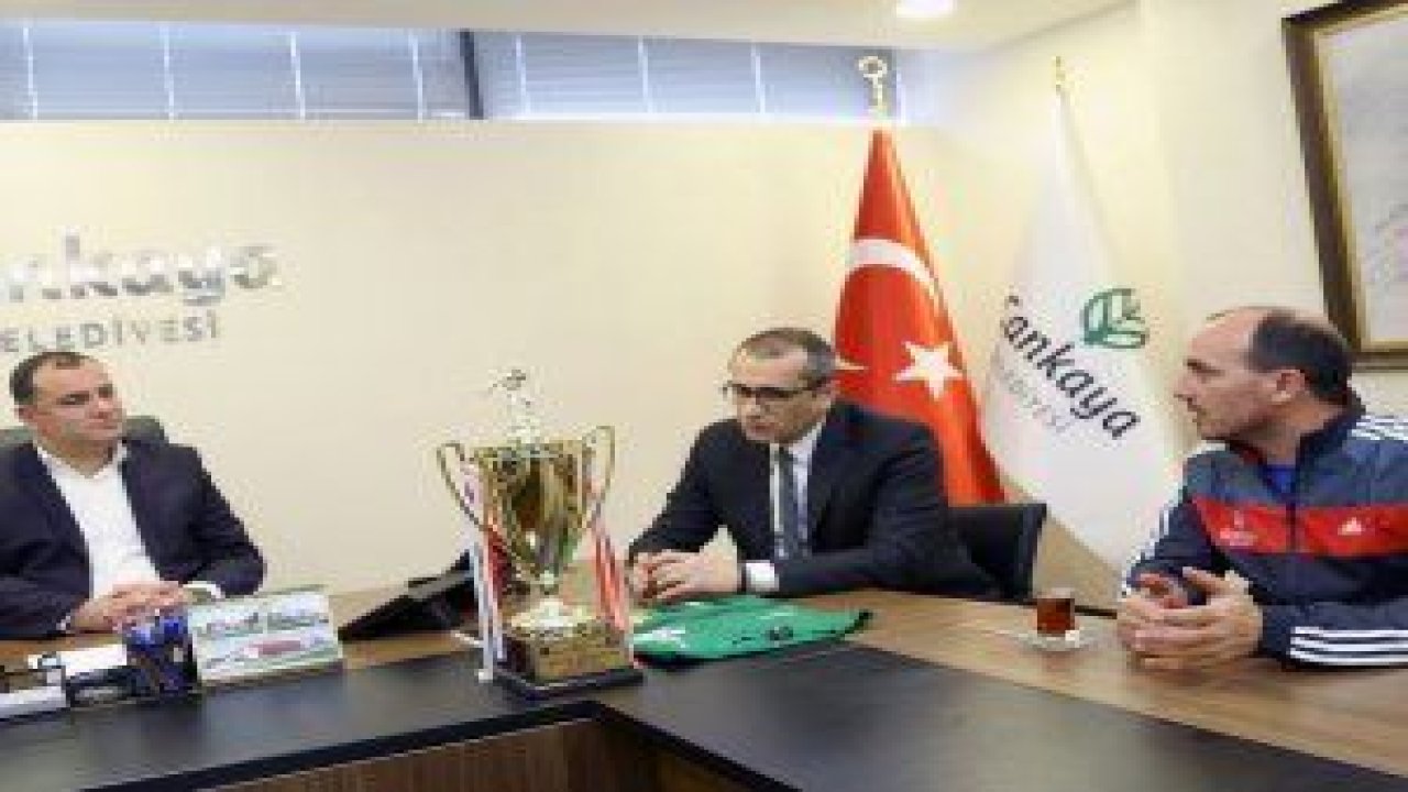 Çankaya Belediyesi Görme Engelliler Spor Kulübü (Çankaya GESK) yıldızlarından Başkan Taşdelen'e kupa