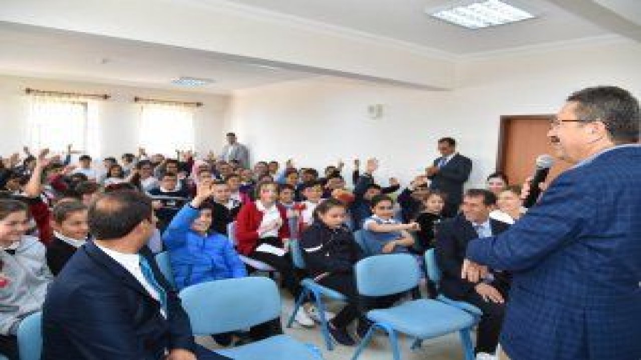 Altındağ Belediye Başkanı Veysel Tiryaki, Feridun Çelik Nuri Pakdil Gençlik Merkezi’ni ziyaret etti