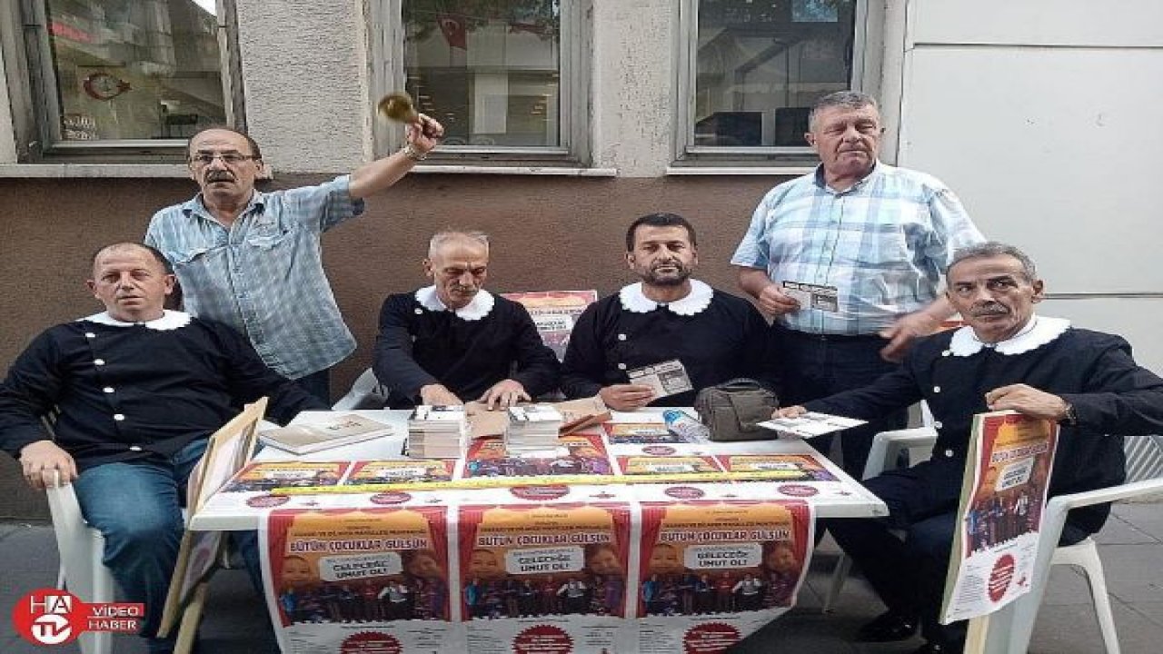 Muhtarlar siyah önlük giyip tiyatro bileti sattı