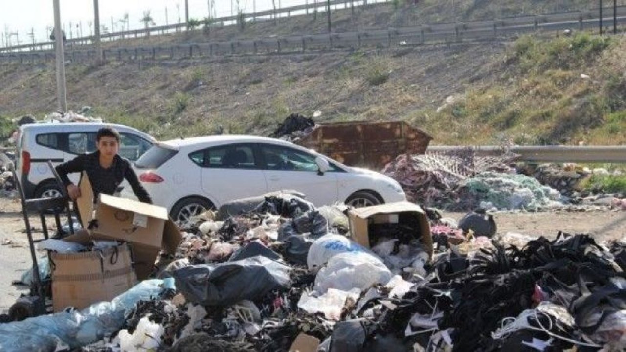 İzmir’in göbeğinde çöp dağları