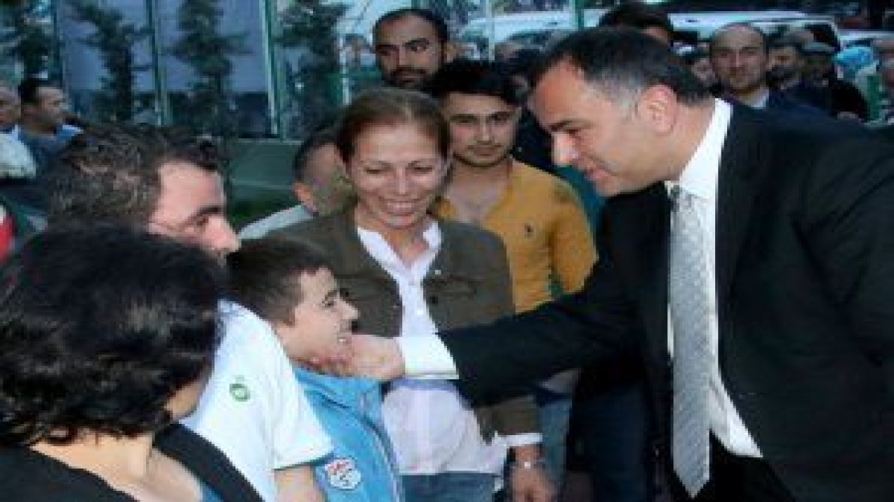 Çankaya Belediye Başkanı Alper Taşdelen, Esat bölgesinde yaşayan vatandaşlarla iftarda buluştu