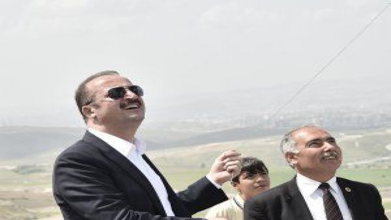 Mesut Akgül, Rasim Özdenören Anadolu Lisesi’nin düzenlediği 1. Geleneksel Uçurtma Şenliği’ne katıldı