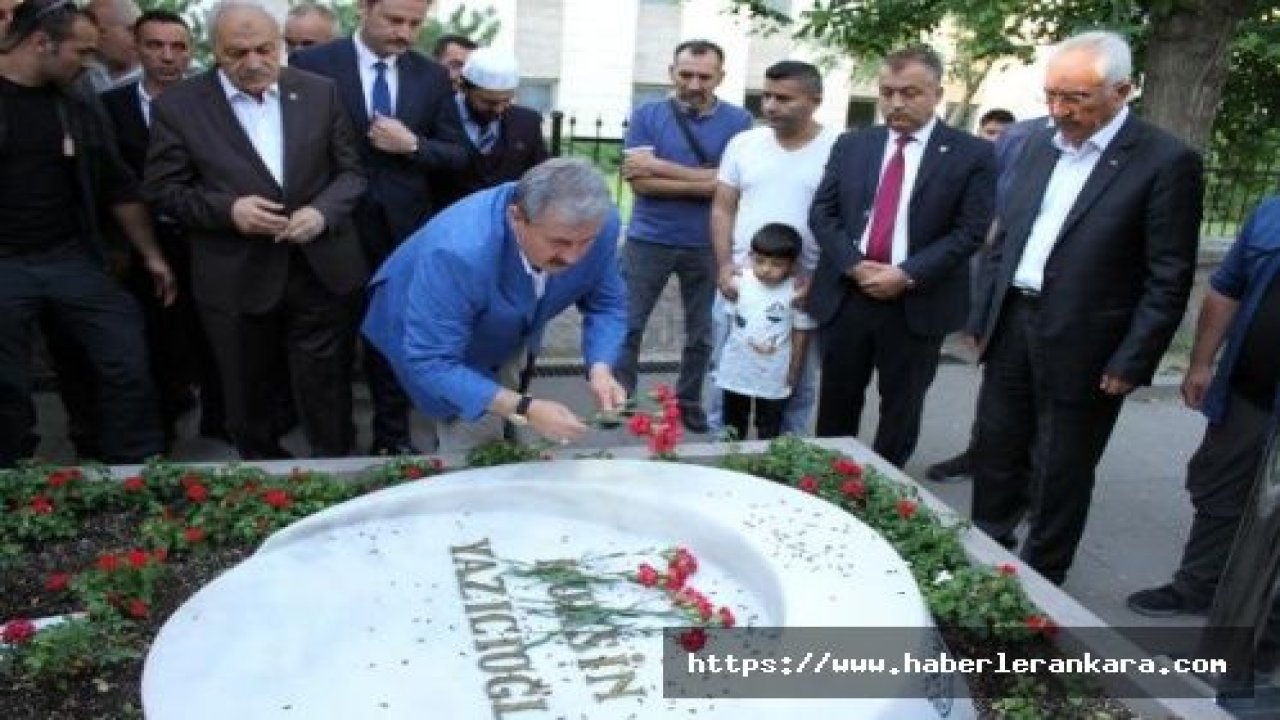 Destici, Muhsin Yazıcıoğlu'nun mezarını ziyaret etti