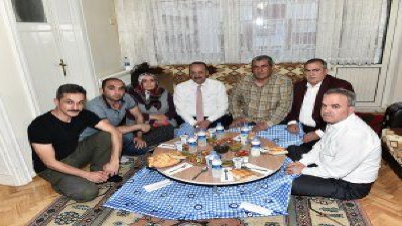 Başkan Akgül, Abidinpaşa’da gelini ve torunu ile yaşayan 83 yaşındaki Elife Karataş’a sürpriz iftar ziyaretinde bulundu