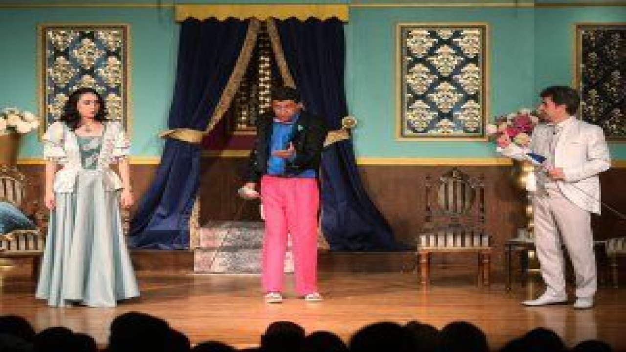 Yenimahalle Belediyesi tiyatro sezonunu büyük usta Nejat Uygur yazdığı Akidezadeler “Bir Tatlı Huzur” adlı oyunla açtı