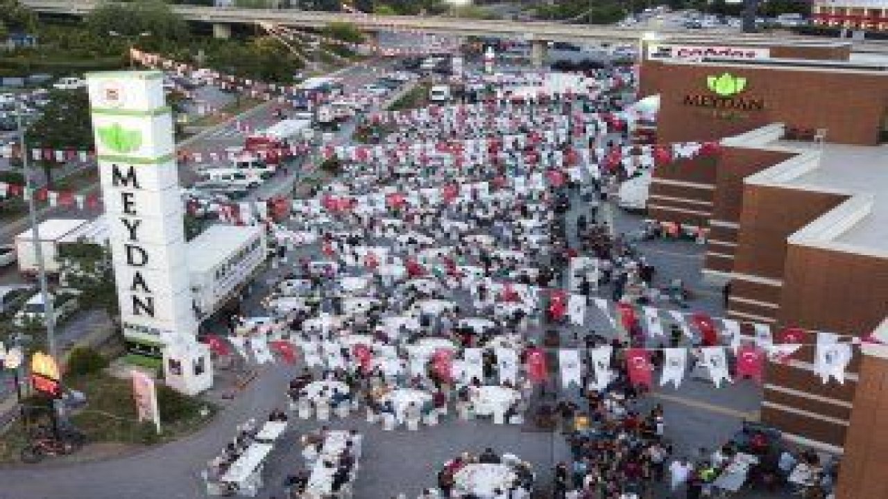 Yenimahalle’de on binlerce mahalle sakini belediyenin iftar sofralarında dualarla oruçlarını açtı