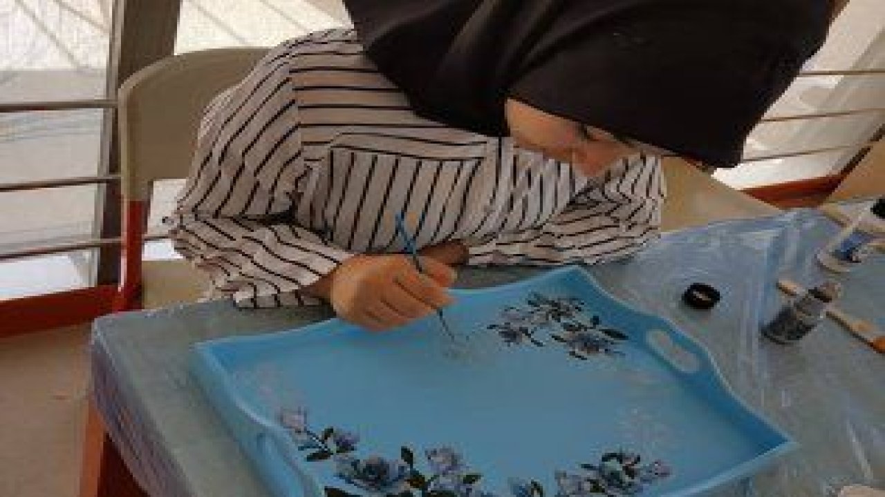 Hüma Sultan Hanım Evindeki ahşap boyama kursuna katılan kadınlar ahşap malzemelere adeta can veriyor