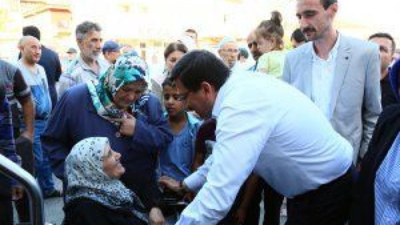 Mustafa Ak, vatandaşların problemlerini dinleyerek notlar aldı