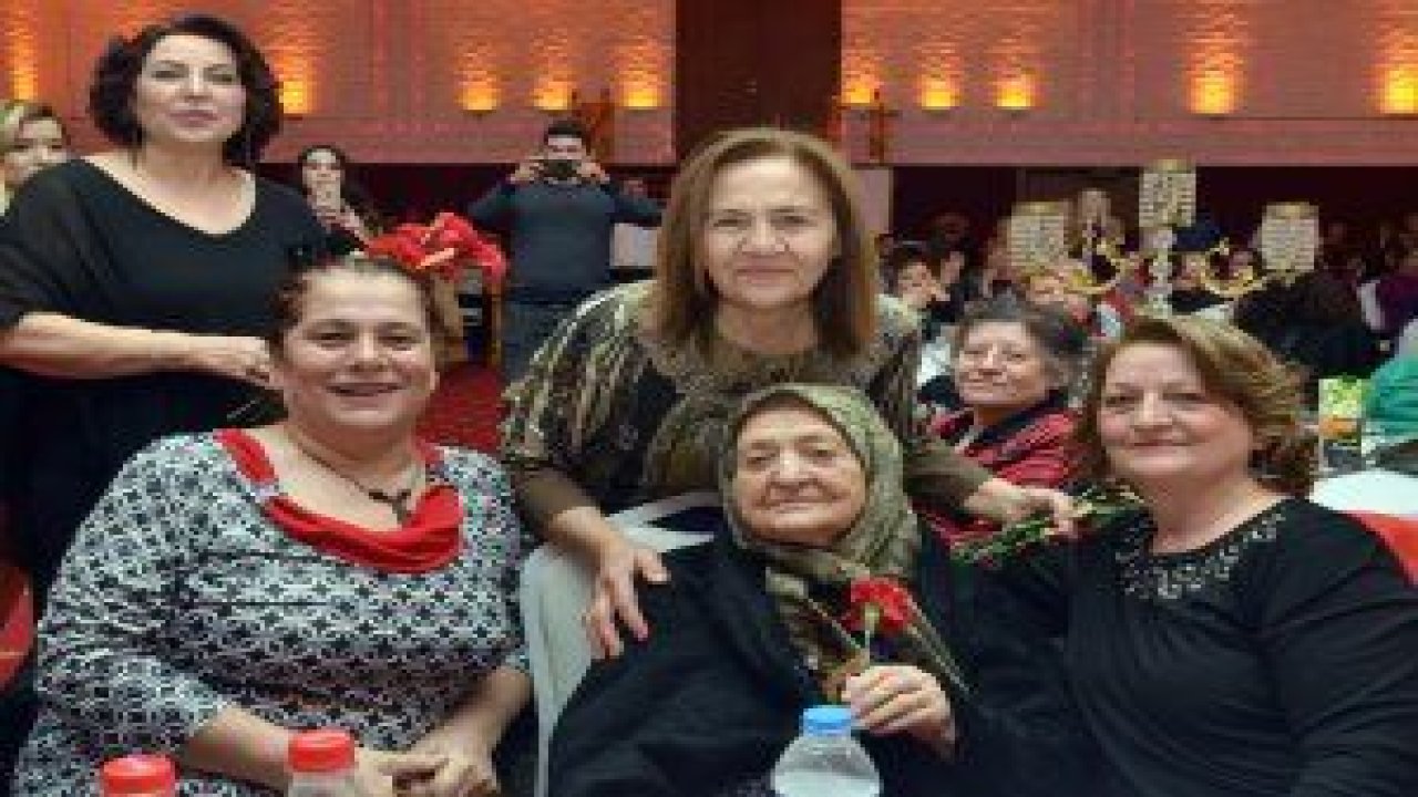 Yenimahalle Kent -Koop Mahallesi Muhtarı Şükran Ayaz’ın ev sahipliğinde, 8 Mart Dünya Emekçi Kadınlar Günü dolayısıyla yemek düzenlendi