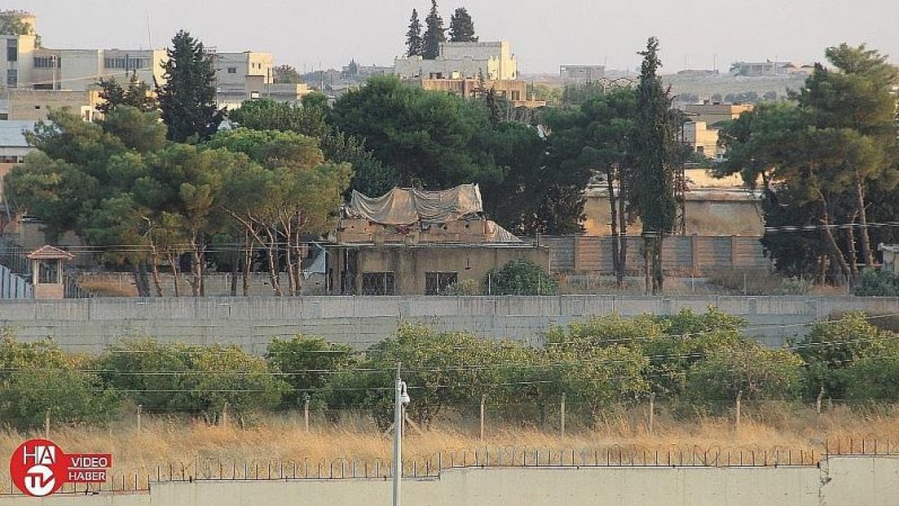 Teröristler sınırdaki bez parçalarını söktü