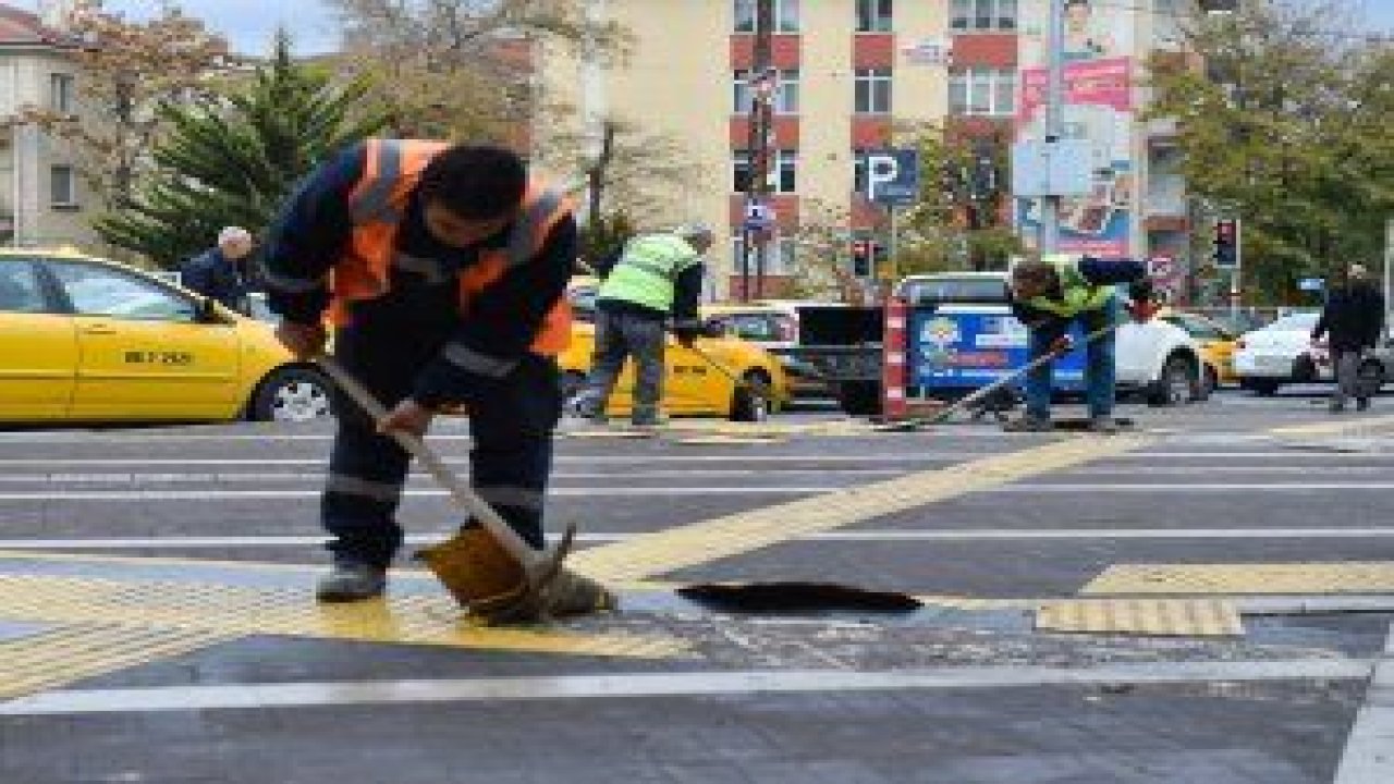 Kaldırımlarda sarı engelli yolları (iz yolu-hissedilebilir yüzey) yenileme çalışmaları başladı