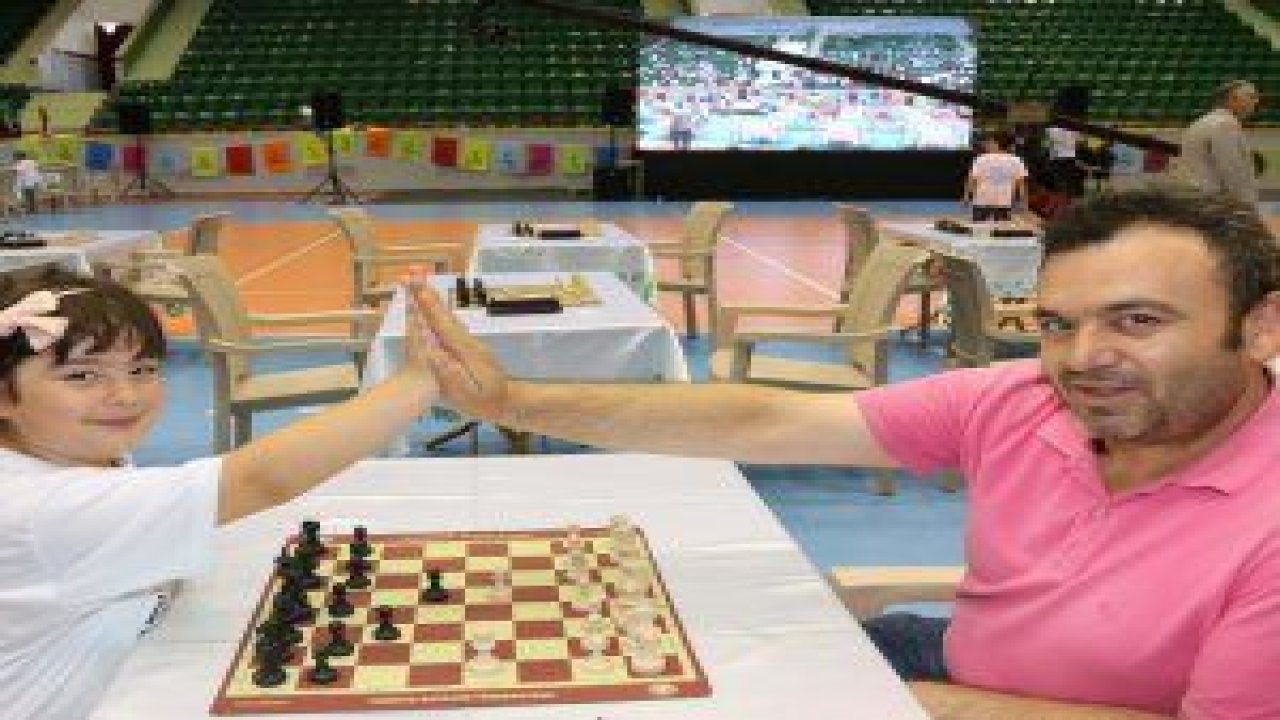 Çankaya Belediyesi Çankaya Evlerinde satranç eğitim gören çocuklar, birincisi düzenlenen Çocuk Satranç Turnuvası’nda yaşıtlarıyla kıyasıya bir mücadele etti