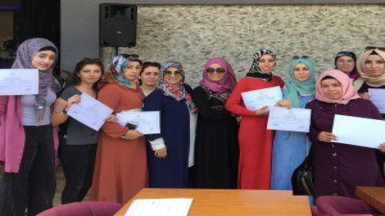 Pursaklar Belediyesi Hüma Sultan Hanım Evi'nde 18 kursiyer kuaförlük sertifikası aldı