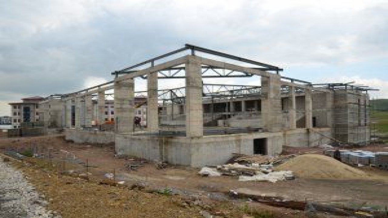 Pursaklar'da ki Yarı Olimpik Yüzme Havuzu inşaatı son hız devam ediyor