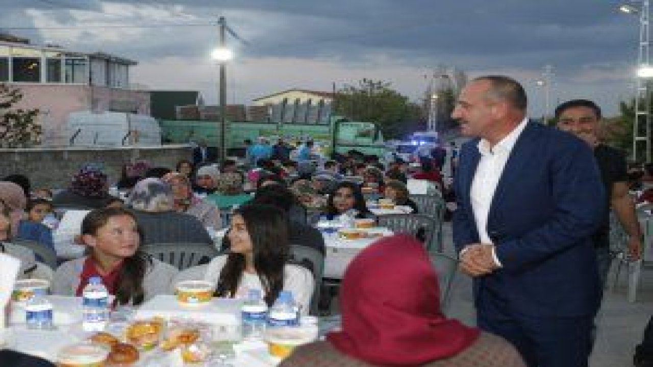 Gölbaşı Belediyesi, Ramazan ayında geleneksel hale getirdiği iftar programlarına Bezirhane Mahallesi’nde devam ediyor